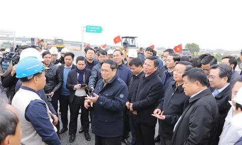 Thủ tướng Chính phủ Phạm Minh Chính kiểm tra tiến độ thi công cao tốc Bắc - Nam đoạn qua tỉnh Thanh Hóa