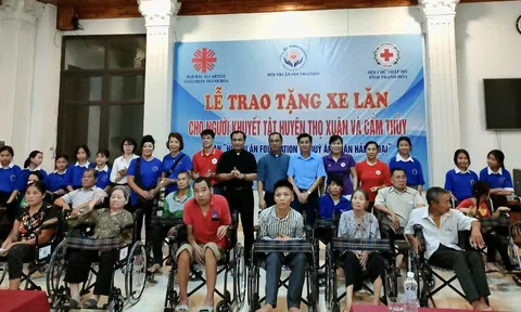 Trao tặng xe lăn cho người khuyết tật tại tỉnh Thanh Hóa