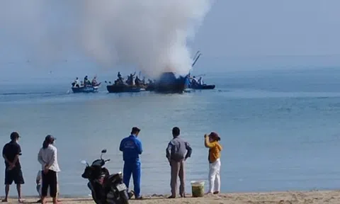 Tàu cá của ngư dân Thừa Thiên Huế bốc cháy dữ dội trên biển
