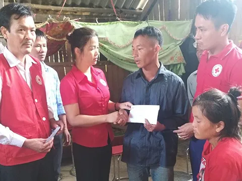 Hội CTĐ tỉnh Lào Cai: Thăm hỏi gia đình các nạn nhân bị thương vong do sập cổng trường học