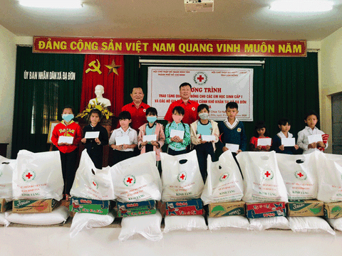 Hội CTĐ TP Hồ Chí Minh: Tặng quà đồng bào dân tộc tỉnh Lâm Đồng