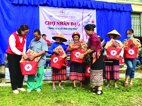 Chợ Nhân đạo - Tình người phiên chợ vùng cao