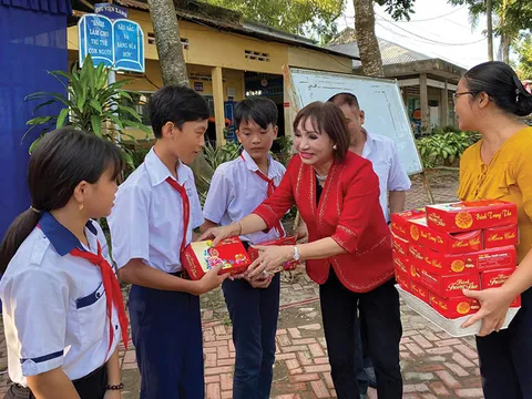 Chia sẻ khó khăn với những mảnh đời bất hạnh