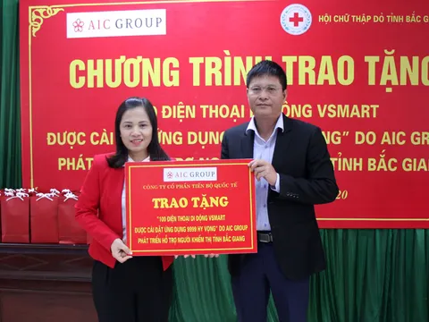 Hội Chữ thập đỏ Bắc Giang: Trao điện thoại thông minh cho người khiếm thị.