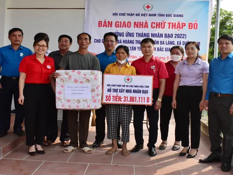 Bắc Giang: Bàn giao nhà Chữ thập đỏ cho gia đình có người ung thư