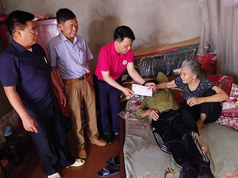 Thăm tặng quà 2 hộ có hoàn cảnh khó khăn tại xã Lục Sơn