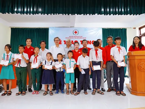 10.533 người nghèo được giúp đỡ, trị giá 18 tỷ đồng