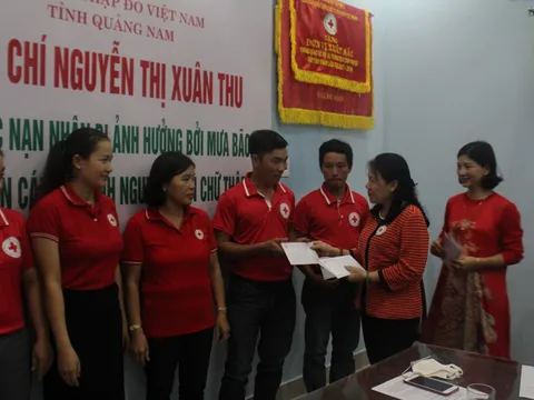 Chủ tịch Hội Chữ thập đỏ Việt Nam thăm, tặng quà hội viên, tình nguyện viên Chữ thập đỏ tỉnh Quảng Nam