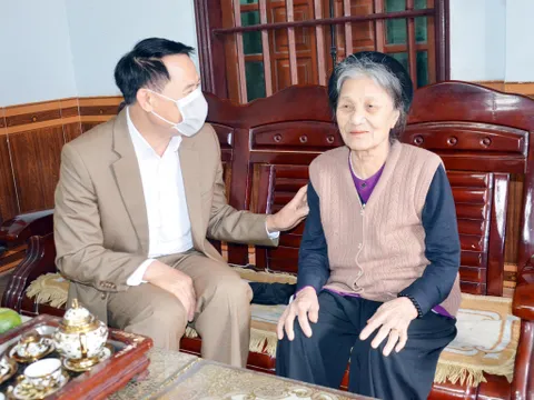 Cụ bà đam mê làm từ thiện 