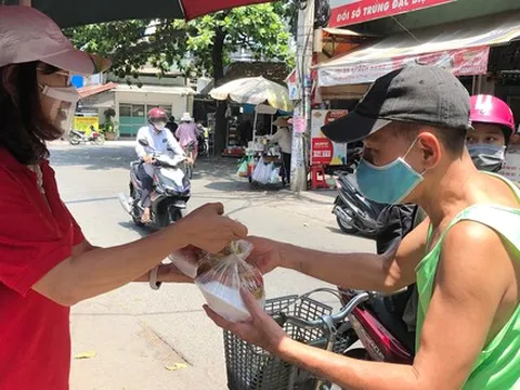 Vòng tay yêu thương