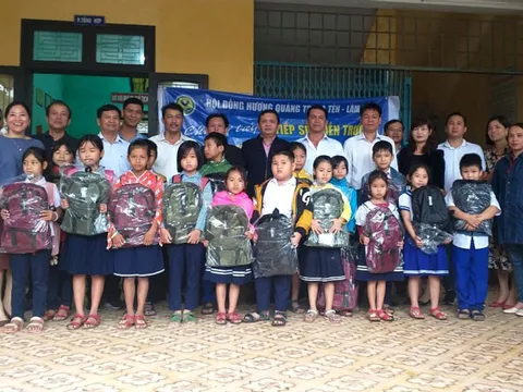 Hội đồng hương Quảng Trị tại Đạ Tẻh tặng 2.000 phần quà cho học sinh vùng lũ miền Trung