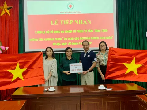 Hội Chữ thập đỏ Việt Nam tiếp nhận 1.000 lá cờ Tổ quốc