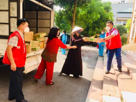 Bắc Giang:  Trao tặng khẩu trang y tế, nhu yếu phẩm thiết yếu tới phường Xương Giang  