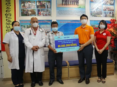 Quỹ hoạt động Chữ thập đỏ: Trao tặng kinh phí phẫu thuật thay máy tạo nhịp tim cho trẻ em có hoàn cảnh khó khăn