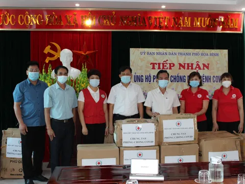 Hòa Bình: Trao tặng vật tư, thiết bị y tế, khẩu trang cho lực lượng tuyến đầu chống dịch Covid-19
