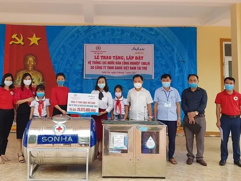 Nghệ An : Tặng 13 máy lọc nước cho các trường học bị thiệt hại do thiên tai năm 2020