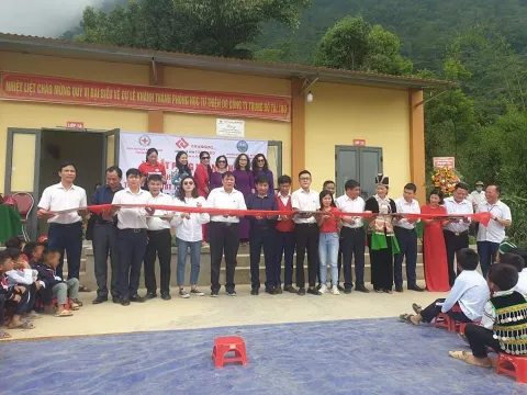 Nghệ An: Khánh thành 2 phòng học bán trú và trao quà cho học sinh vùng cao