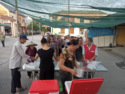 Nồi cháo yêu thương ấm lòng bệnh nhân nghèo      