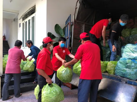 Quảng Ngãi: Những phần quà nghĩa tình cho người dân miền núi trong khu vực cách ly