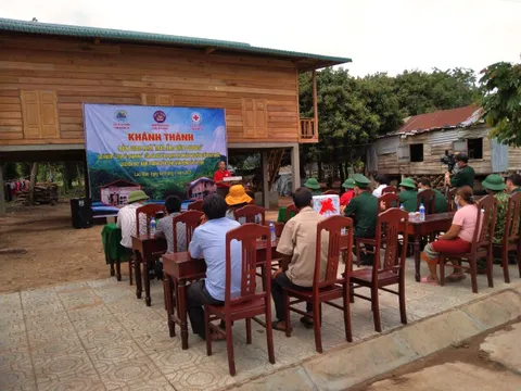 Quảng Trị: Bàn giao nhà “Mái ấm biên cương” và thăm, hỗ trợ các chốt kiểm soát phòng chống dịch