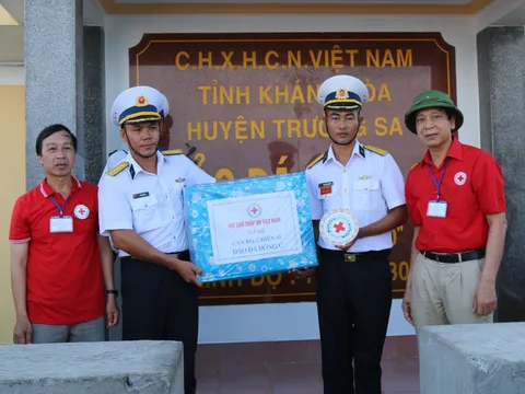 Đoàn công tác Hội Chữ thập đỏ Việt Nam thăm, tặng quà quân và dân huyện đảo Trường Sa