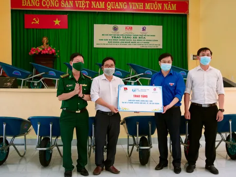 Trao tặng 200 phương tiện xe rùa và hỗ trợ lắp đặt 50 bộ đèn năng lượng mặt trời tại huyện Cần Giờ