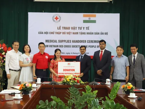 Hội CTĐ Việt Nam trao tặng 100.000 khẩu trang y tế đến nhân dân Ấn Độ