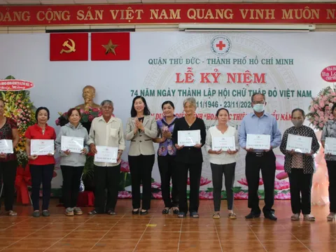 TP.HCM: Hội Chữ thập đỏ quận Thủ Đức tặng thẻ BHYT cho người nghèo