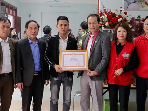 Trao tặng Bằng khen của Trung ương Hội Chữ thập đỏ Việt Nam cho anh Nguyễn Ngọc Mạnh
