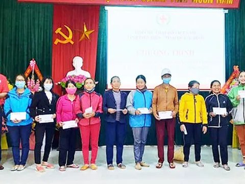 Điện Biên: Thăm, tặng quà các hộ gia đình khó khăn, bị ảnh hưởng thiên tai tại Quảng Bình