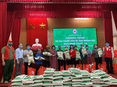 Quảng Ninh: Tặng 150 suất quà tới người dân bị ảnh hưởng bởi dịch bệnh Covid-19