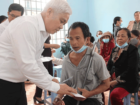 Bình Phước: Tặng 110 phần quà Tết hộ nghèo, cận nghèo và đối tượng bảo trợ xã hội
