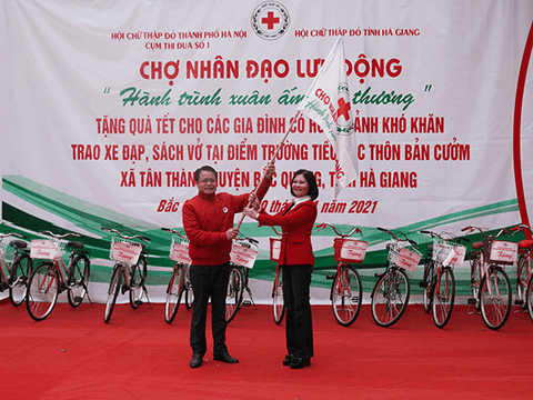Chợ Nhân đạo lưu động – Xuân yêu thương nơi địa đầu Tổ quốc