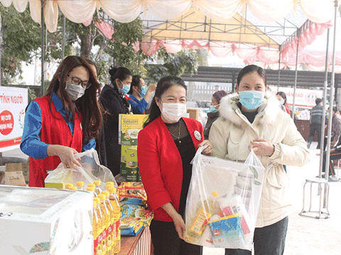 Chia sẻ yêu thương tại phiên “Chợ Tết nhân đạo”