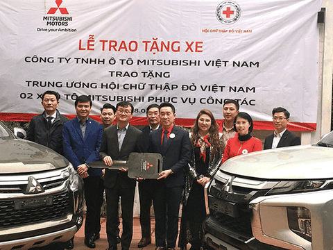 Công ty TNHH ô tô Mitsubishi Việt Nam trao tặng Hội Chữ thập đỏ Việt Nam 2 xe ô tô