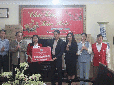Bắc Giang: Tặng 10.000 chiếc khẩu trang phòng chống dịch Covid-19
