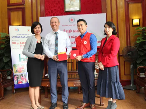 Tiếp nhận 500.000 bảng Anh ủng hộ đồng bào miền Trung