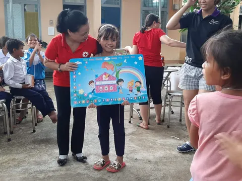 Kon Tum: 300 em học sinh người dân tộc Kdong nhận quà nhân ái