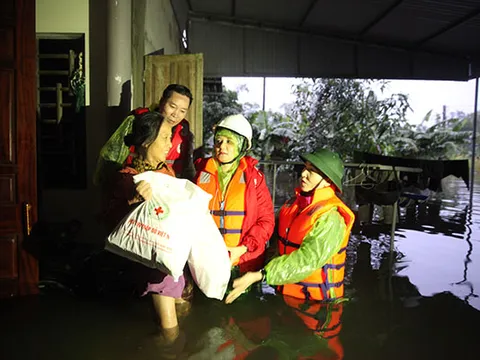 Phó Chủ tịch Hội Chữ thập đỏ Việt Nam Trần Thị Hồng An tặng quà đồng bào vùng lũ Thạch Hà, Hà Tĩnh