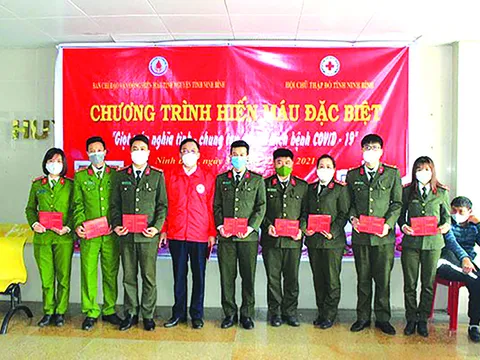 Giọt máu giữa mùa dịch – Tình người trong gian khó