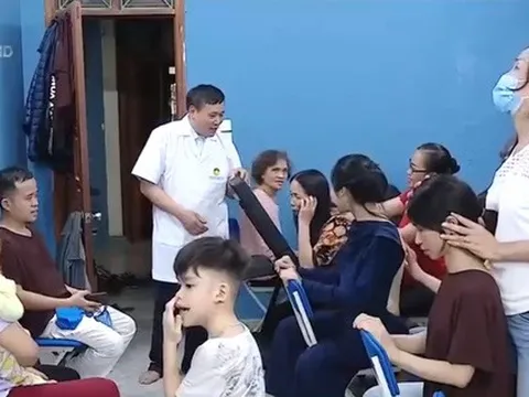 Tổ hợp miễn phí giúp đỡ người nghèo