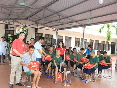 Hội CTĐ tỉnh Ninh Bình: 264 phần quà ấm áp nghĩa tình nhân Ngày quốc tế Người cao tuổi