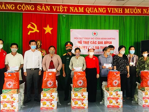 Bình Dương: Tặng quà cho các gia đình khó khăn bị ảnh hưởng bởi lốc xoáy và khu vực cách ly
