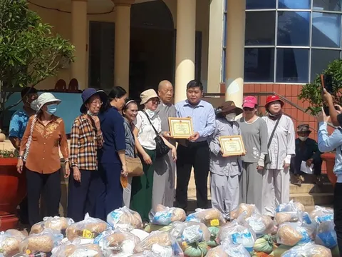 TÂY NINH: TẶNG QUÀ CHO NGƯỜI DÂN NGHÈO TRÊN ĐỊA BÀN XÃ LONG CHỮ, HUYỆN BẾN CẦU