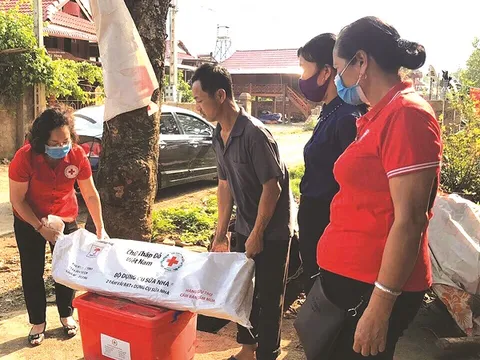 Hỗ trợ khẩn cấp tiền, hàng cho các hộ dân bị ảnh hưởng bởi mưa đá, giông lốc tỉnh Sơn La