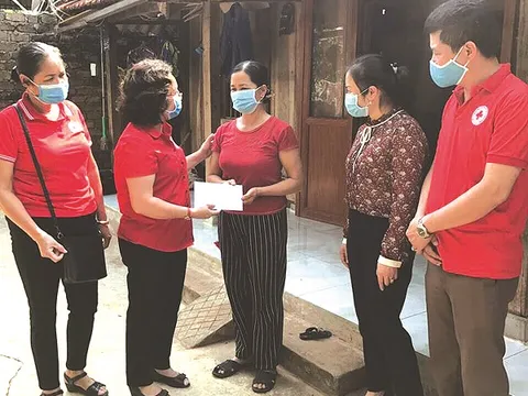 Lãnh đạo Đảng, Nhà nước và Hội CTĐ Việt Nam: Tặng quà gia đình chính sách và học sinh khó khăn