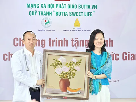 Mạng xã hội Phật giáo trao tặng 50 bức tranh cho Bệnh viện Đa khoa Đức Giang