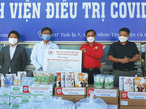 Hội Chữ thập đỏ Thành phố Hồ Chí Minh trao quà hỗ trợ Bệnh viện điều trị COVID-19 Củ Chi