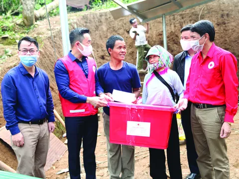 Hội CTĐ Việt Nam chia sẻ khó khăn với người dân bị ảnh hưởng do mưa đá, giông lốc