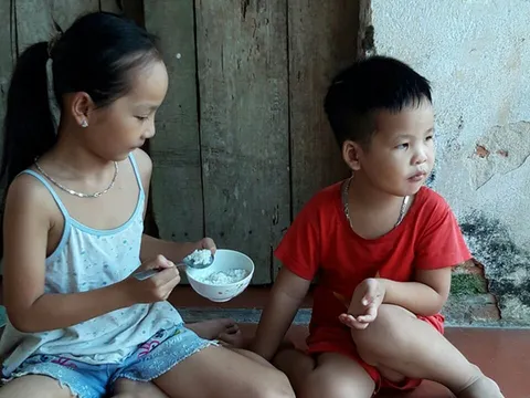 Đường đến trường gập ghềnh của hai chị em mồ côi